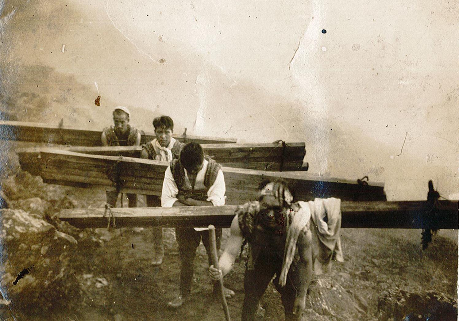 (写真)工事資材運びの様子