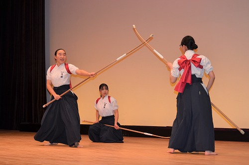 たすけあい演芸会の様子（なぎなた演武）