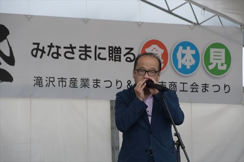 ハーモニカを吹く菊川市長