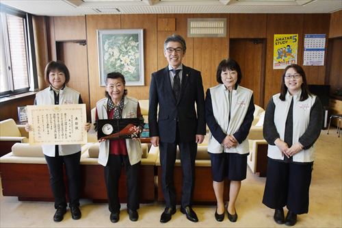 厚生労働大臣表彰受賞～「あんずの会」が表敬訪問のカバー写真