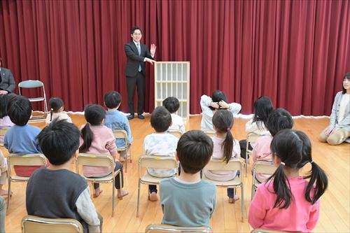 祭りの売り上げから～市内保育園に本棚を寄贈のカバー写真