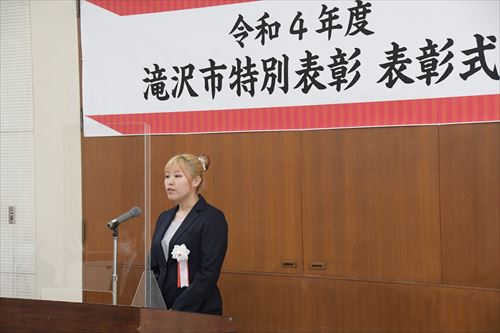スピーチする熊谷萌さん