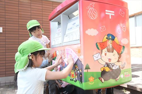 手紙文化に関心を～園児がちゃぐポスト清掃のカバー写真