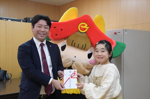 図書カードを贈呈～地域奉仕で市内小学校へのカバー写真
