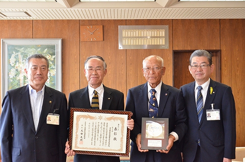 功労ボランティア団体の表彰を受けた滝沢市防犯交通安全協会連合会(切金一夫会長、徳田和行防犯部長)が、主濱市長へ受賞を報告1