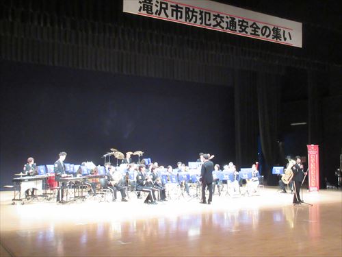 県警察音楽隊による演奏やステージドリルの様子1