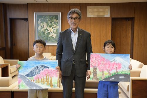 柳沢地区の桜を描く～児童作品展入賞者が表敬のカバー写真