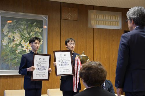 県駅伝での活躍を報告～中学生たちを市長が激励のカバー写真