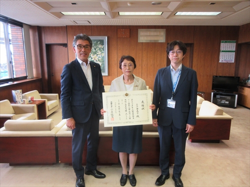 人権啓発活動たたえ～退任人権擁護委員に感謝状のカバー写真