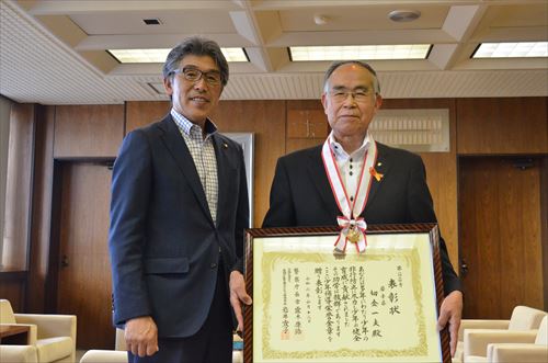 切金一夫氏が表敬訪問～少年補導栄誉金章受章のカバー写真