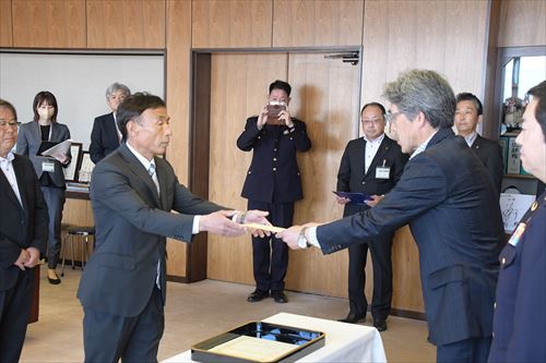 6人へ委嘱状を交付～自衛官募集相談員に任命のカバー写真
