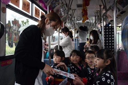 「チャグバス」装飾～馬コまでの１カ月間運行のカバー写真