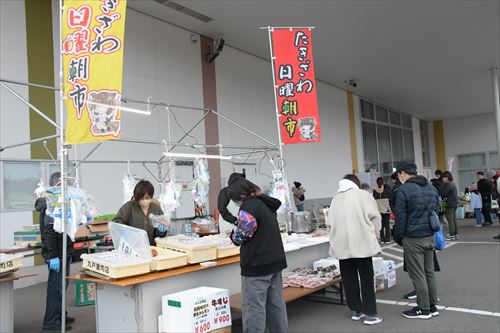 早朝からにぎわい～たきざわ日曜朝市最終日のカバー写真