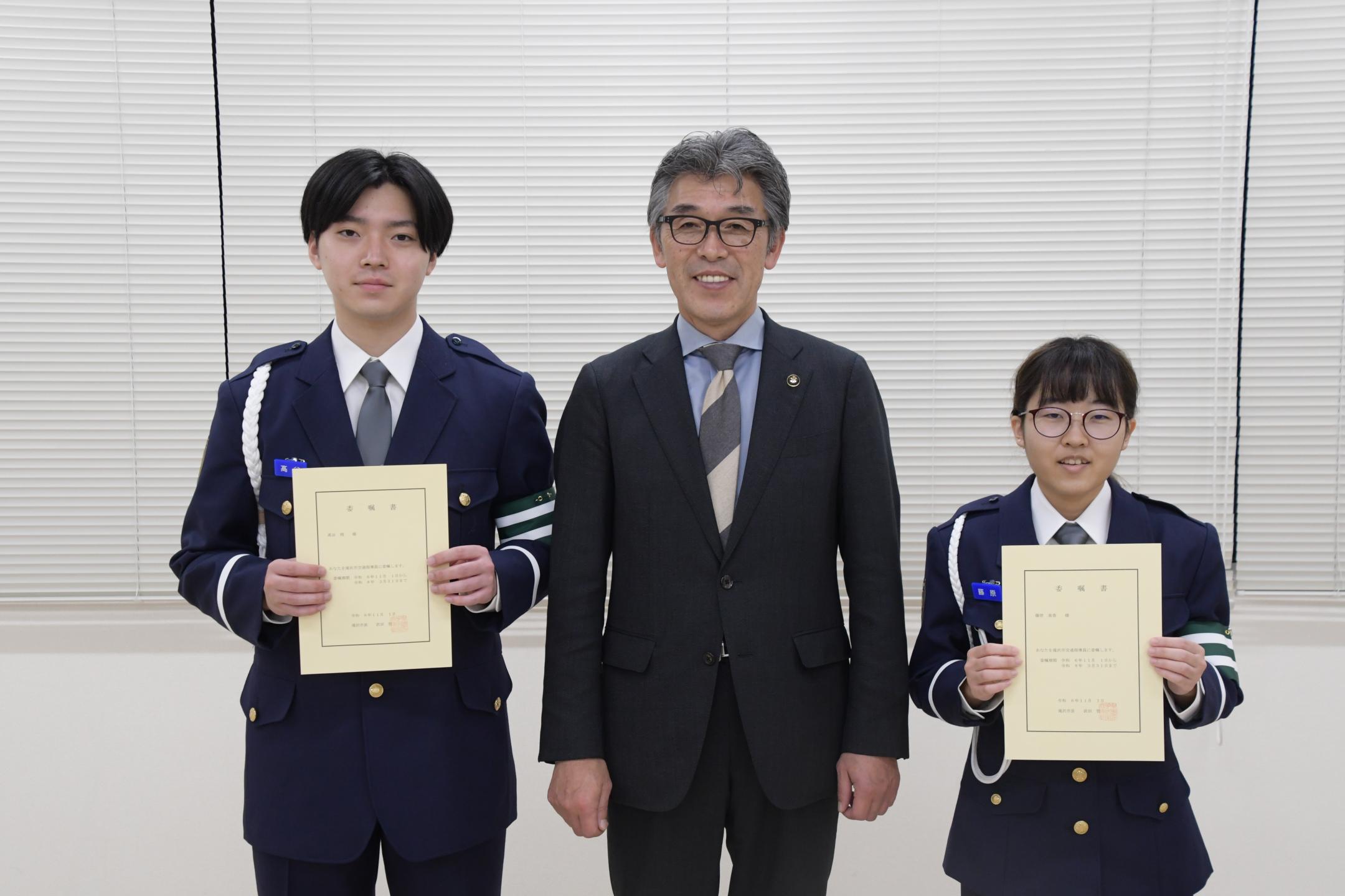 地域の交通安全守る～初の大学生の交通指導員のカバー写真