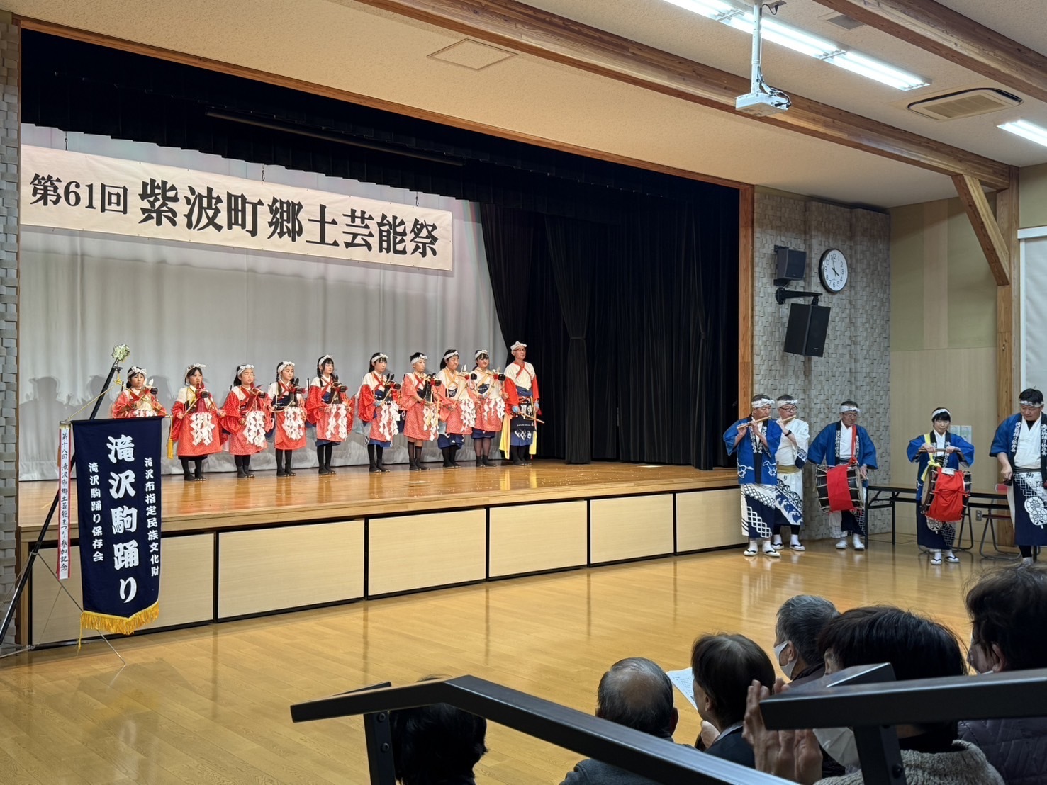 ステージに立つ滝沢駒踊り保存会の皆さん