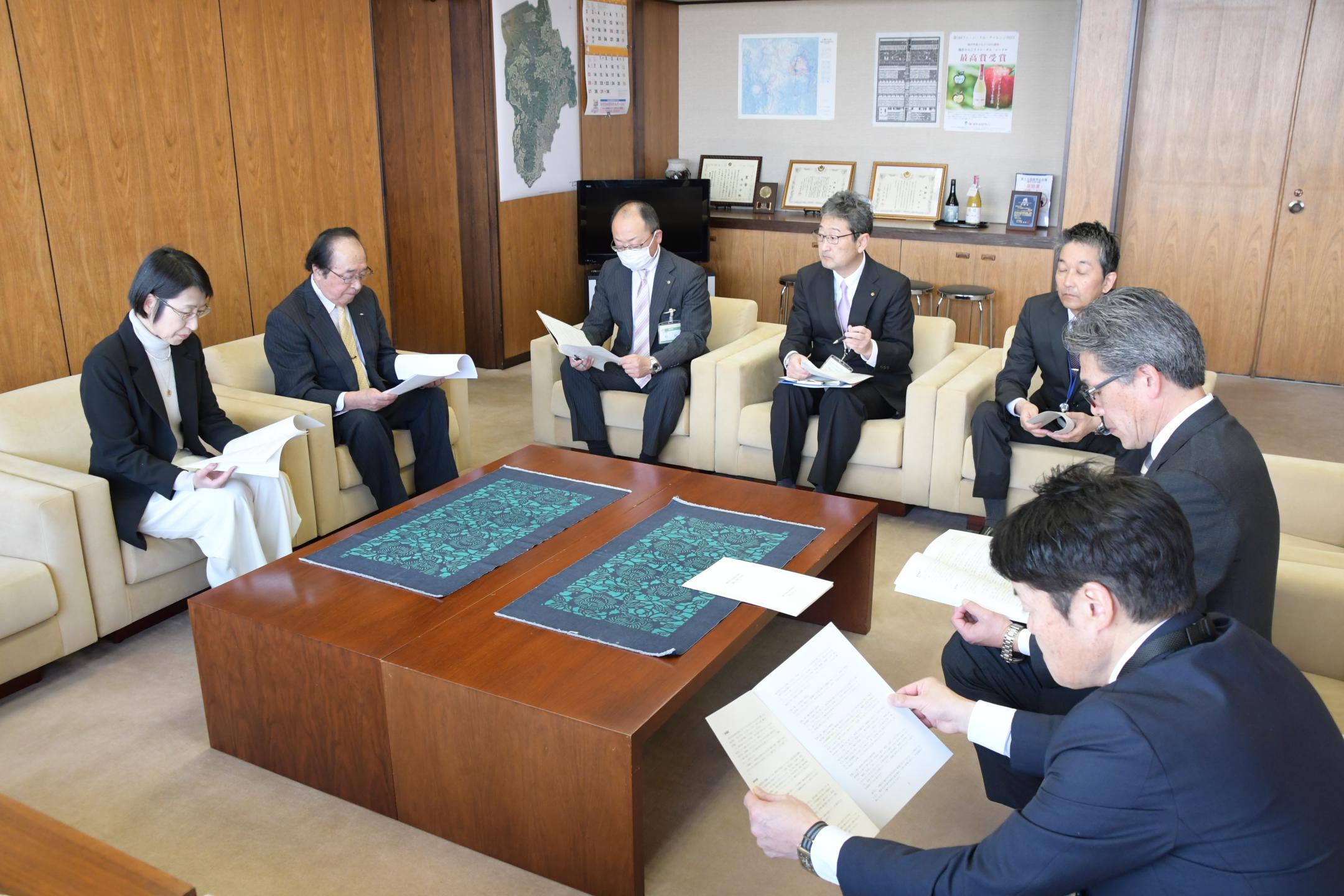 答申内容の説明を受ける市長ら