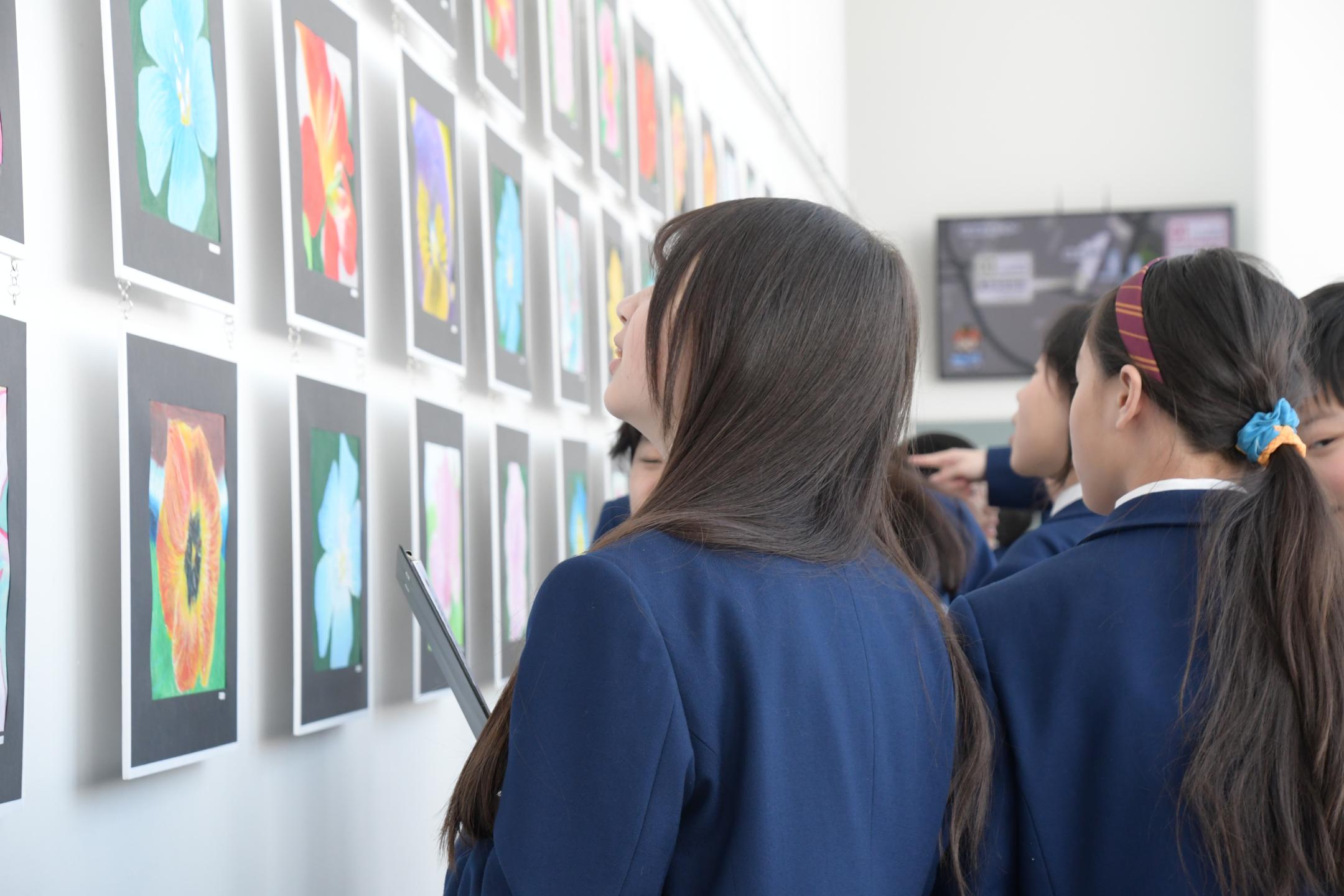 色とりどりの花が咲く～ビッグルーフで展示中のカバー写真