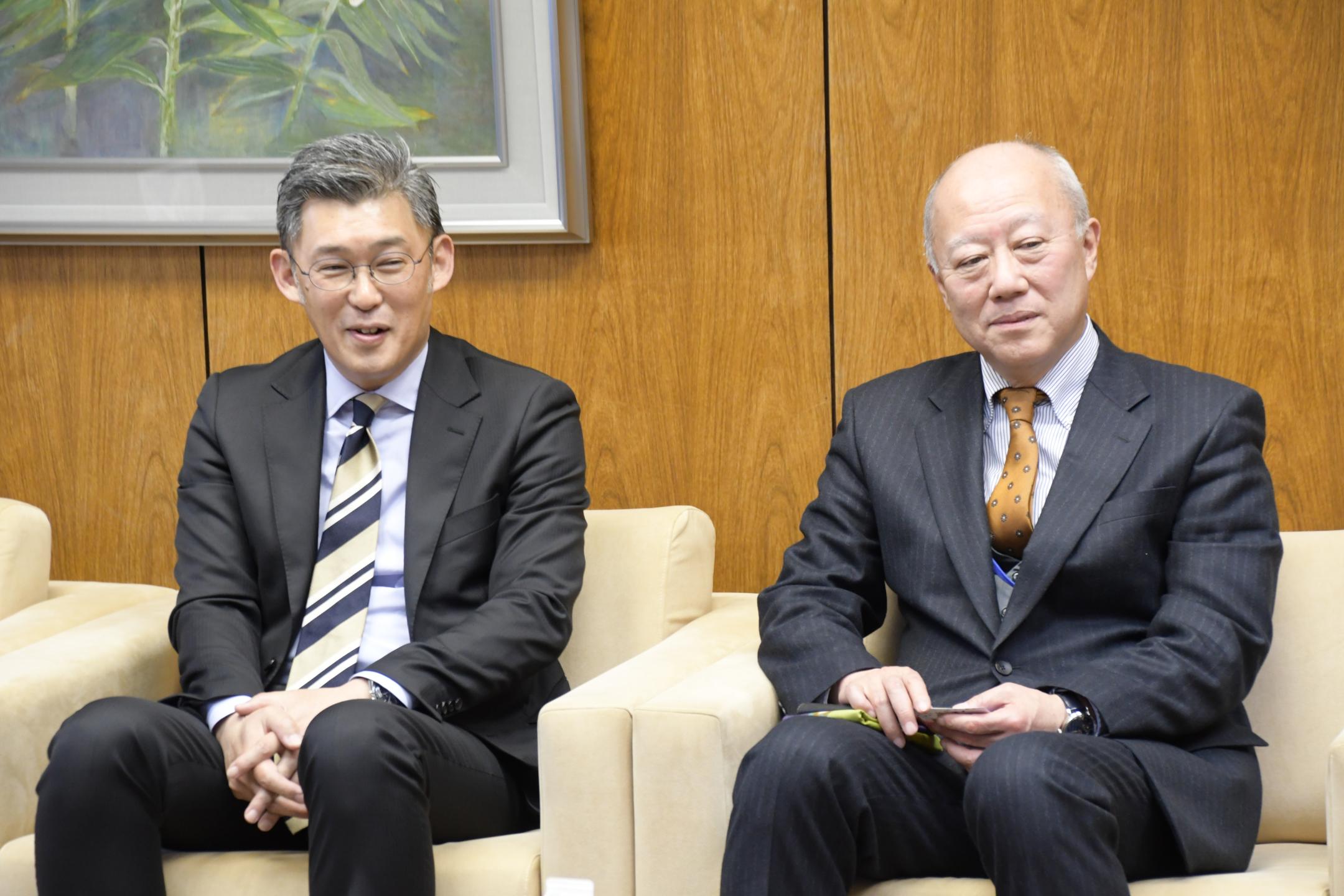 市長と懇談する岩手三菱ふそう自動車販売株式会社の前田代表取締役社長と安部管理本部長