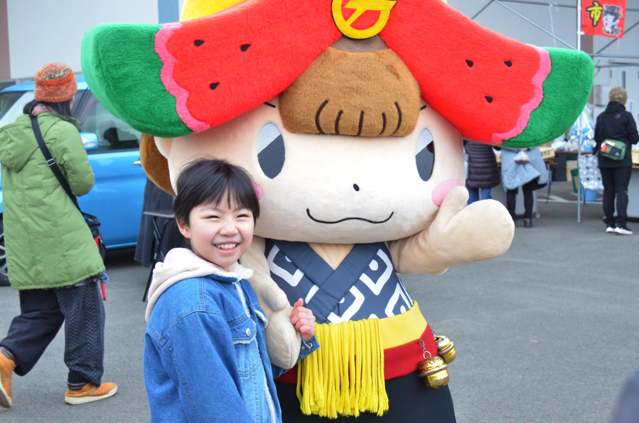 ちゃぐぽんと記念撮影をする少女