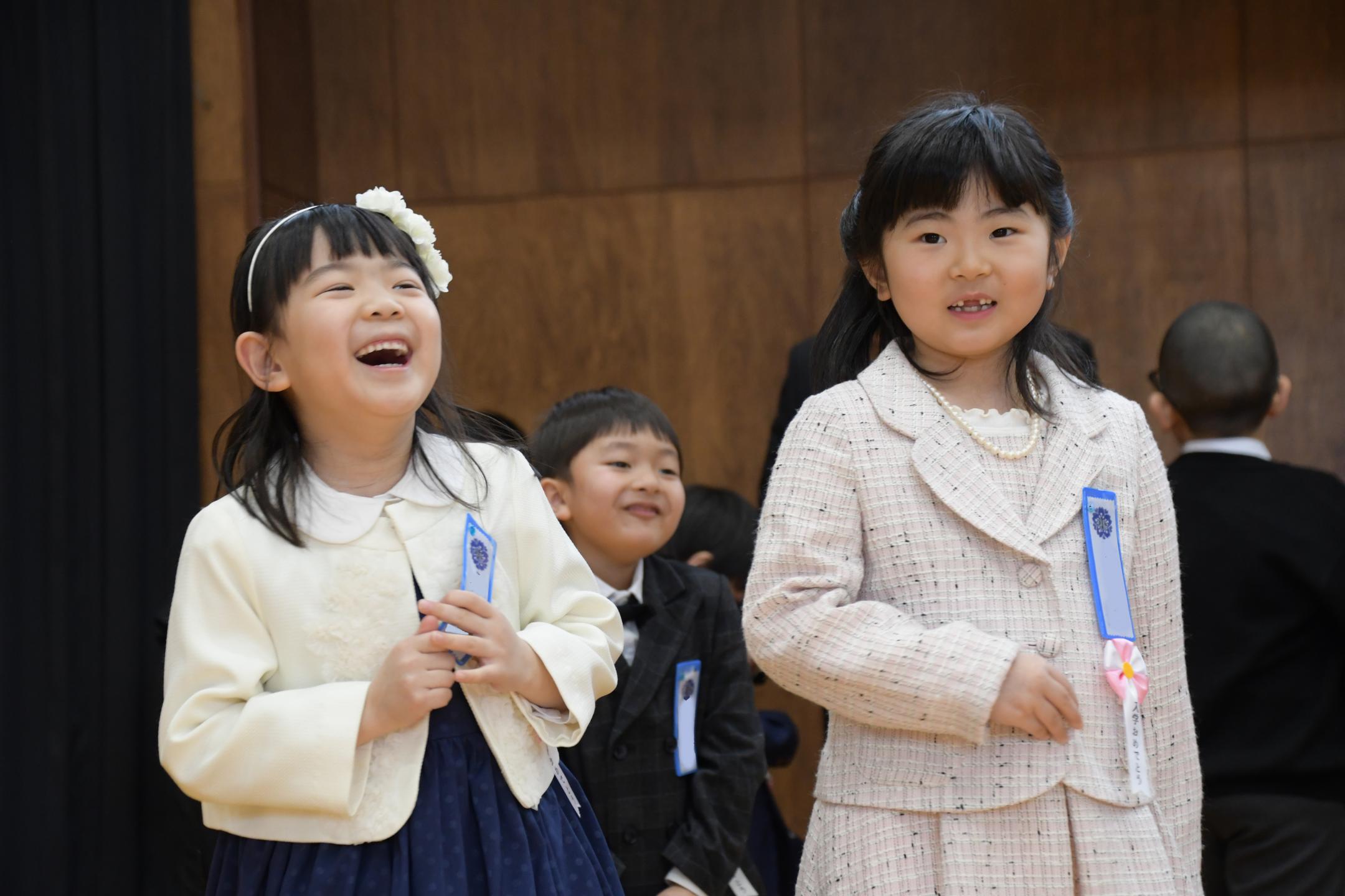 楽しそうに笑いあう新入生