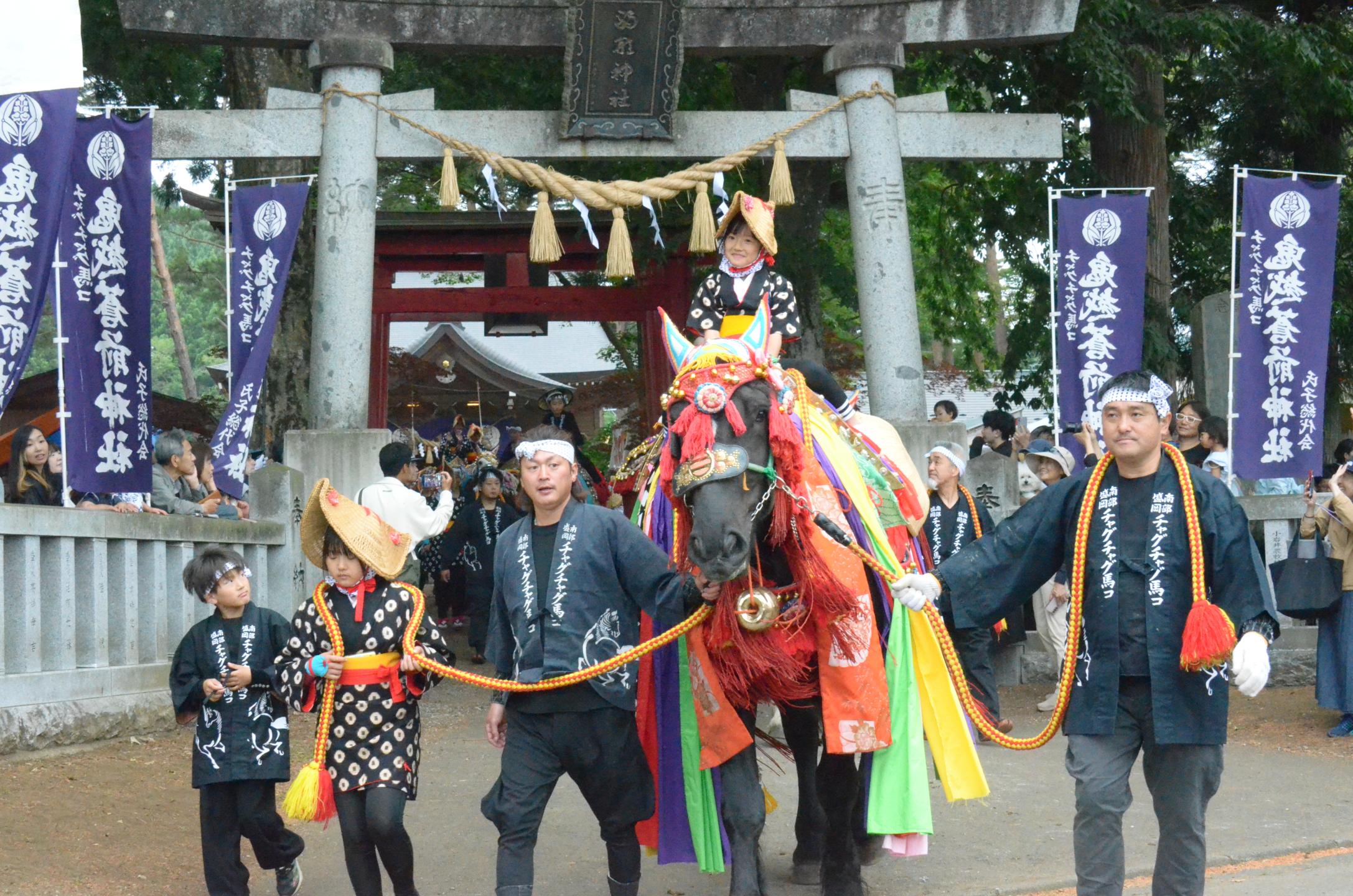蒼前神社を出発するチャグチャグ馬コ