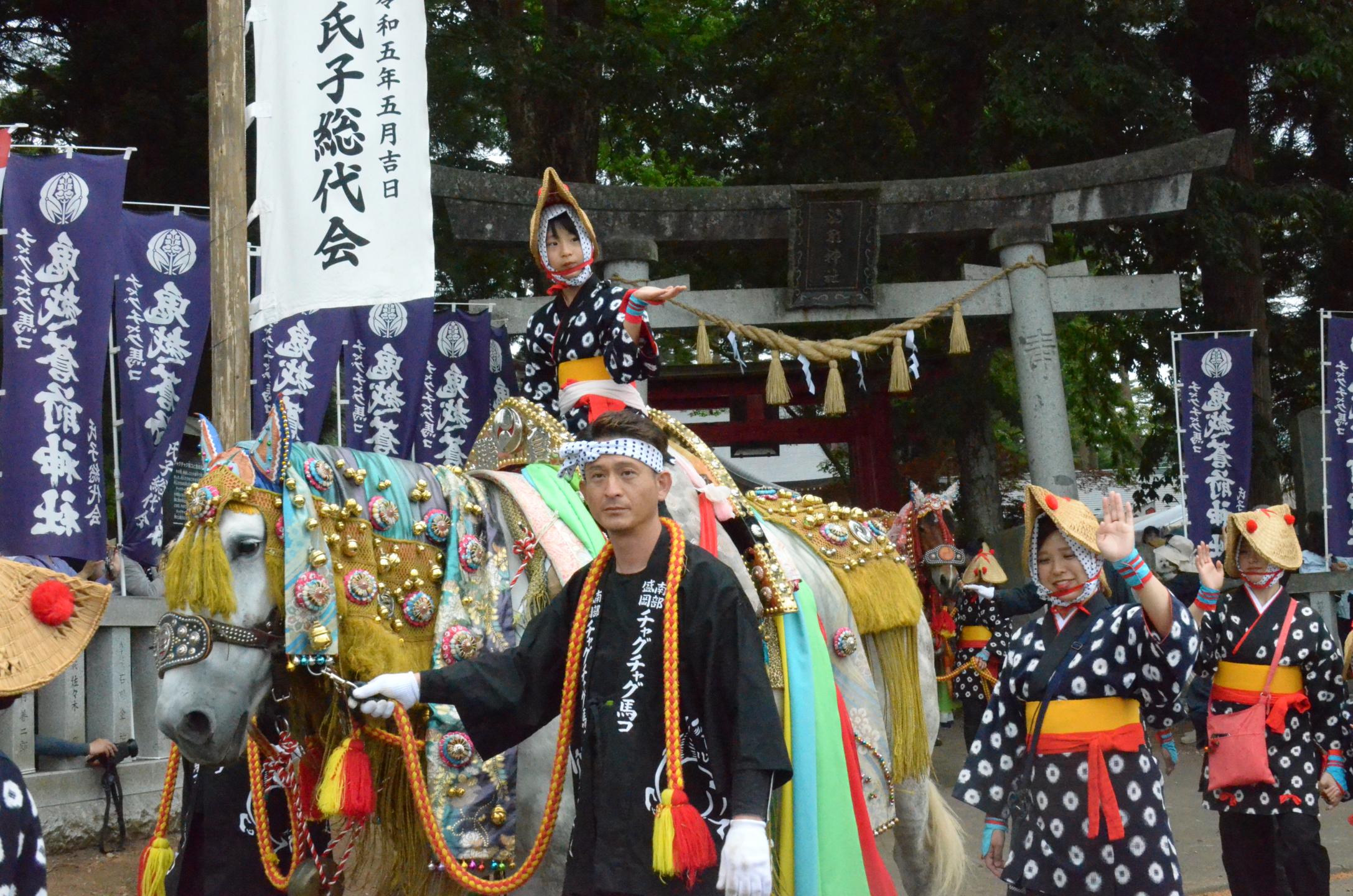 蒼前神社を出発するチャグチャグ馬コ