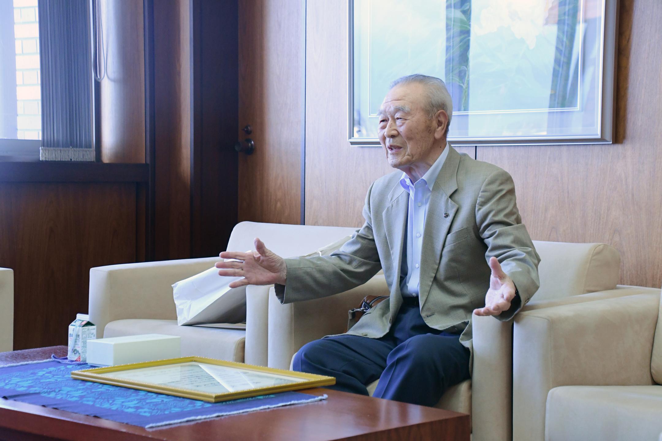 市長と話をする齊藤元理事長