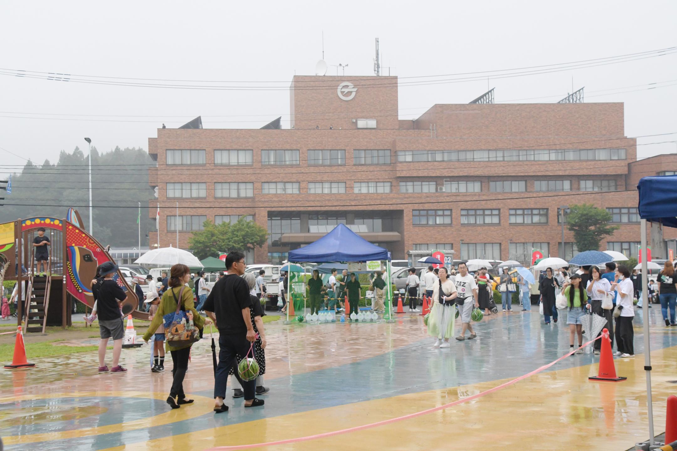 小雨が降る中たくさんの来場者が訪れた
