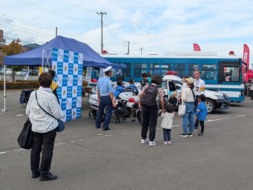 警察車両の展示
