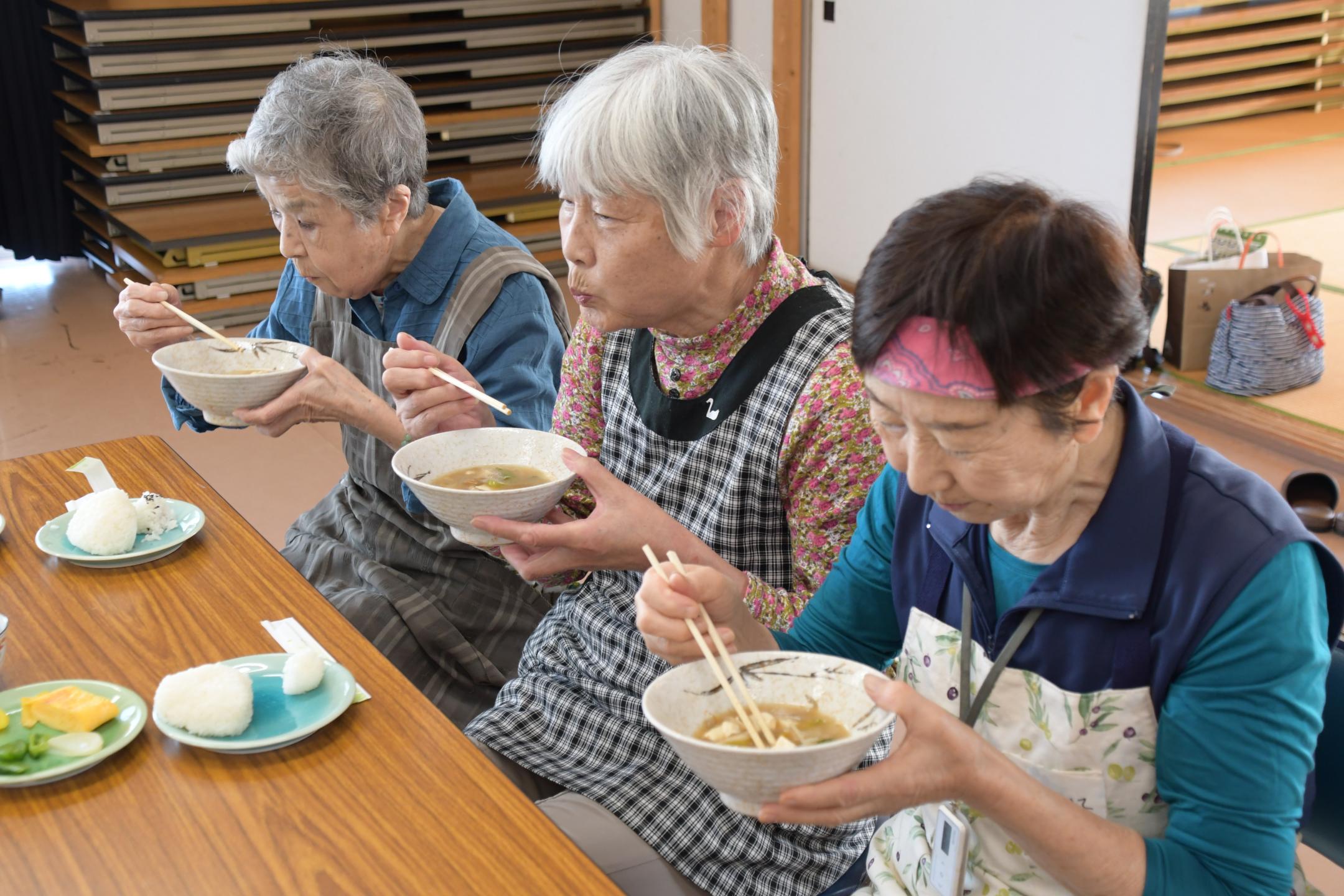 完成した料理をみんなで食べている様子