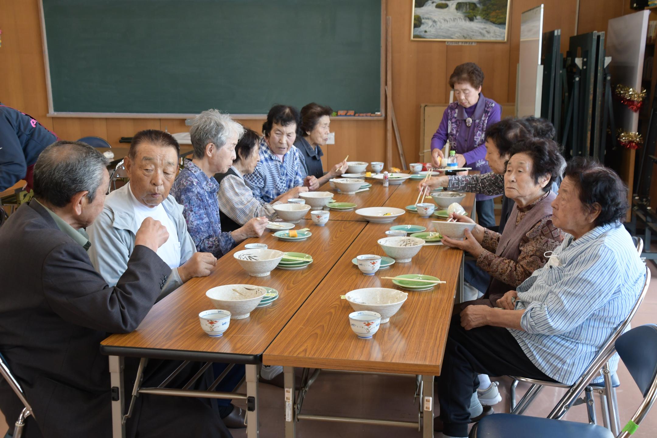 歓談しながら食事