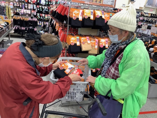 パートナーに衣服の購入について相談する様子