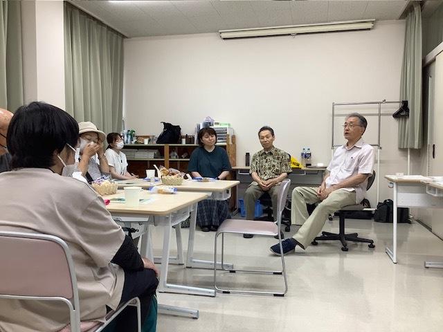 お茶を飲みながら情報交換する様子