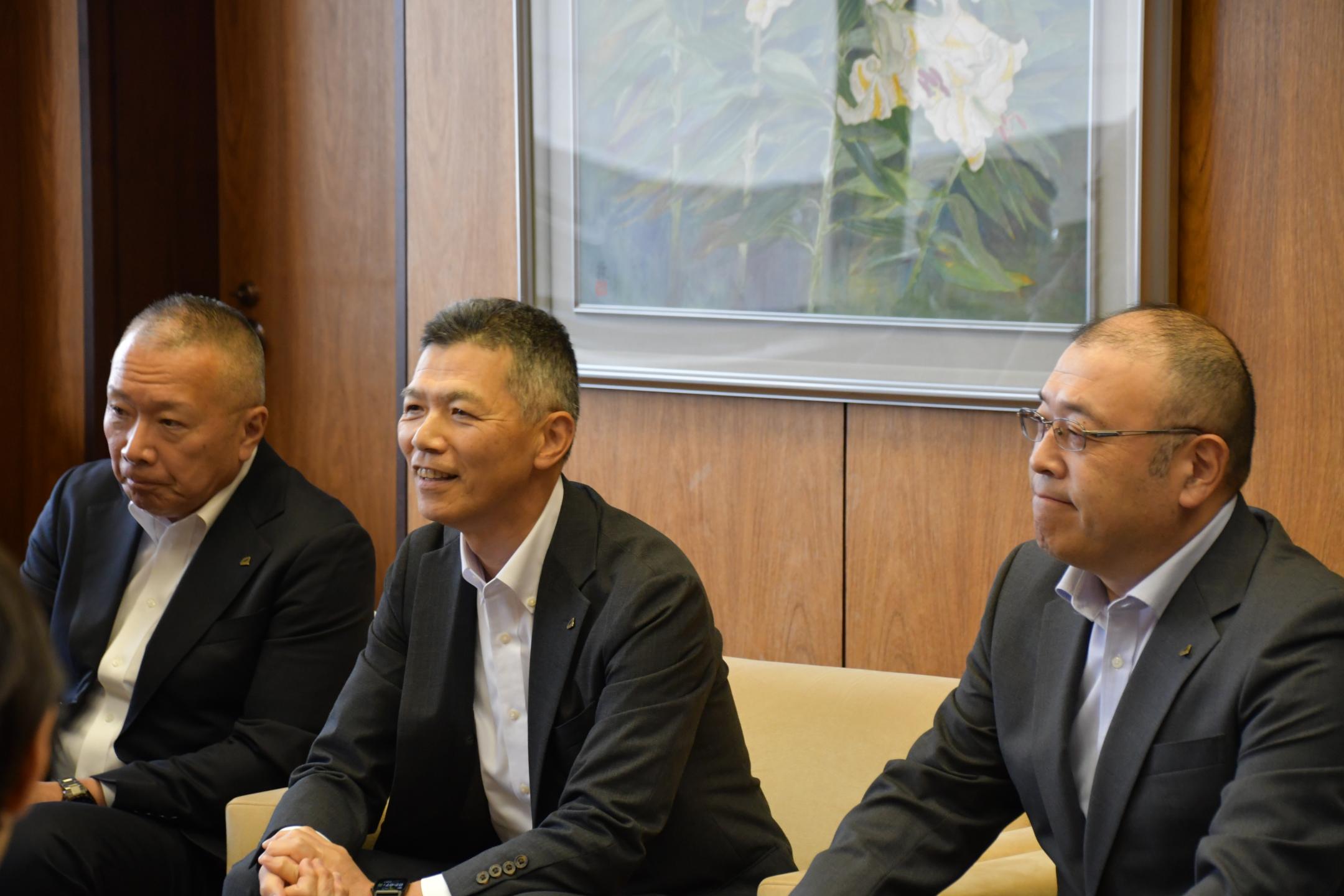 にこやかに懇談する十文字代表取締役社長ら