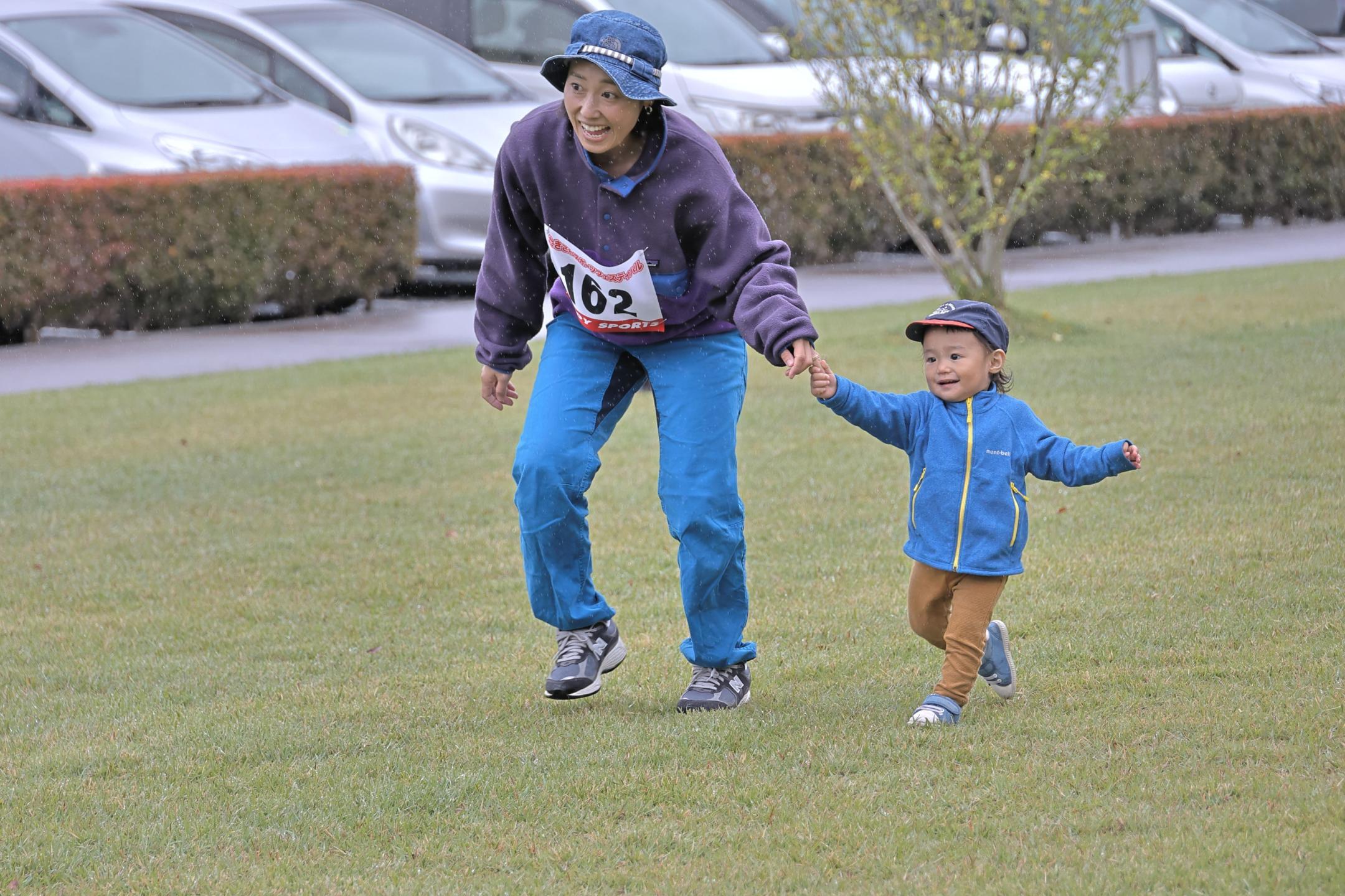 親子で走る参加者