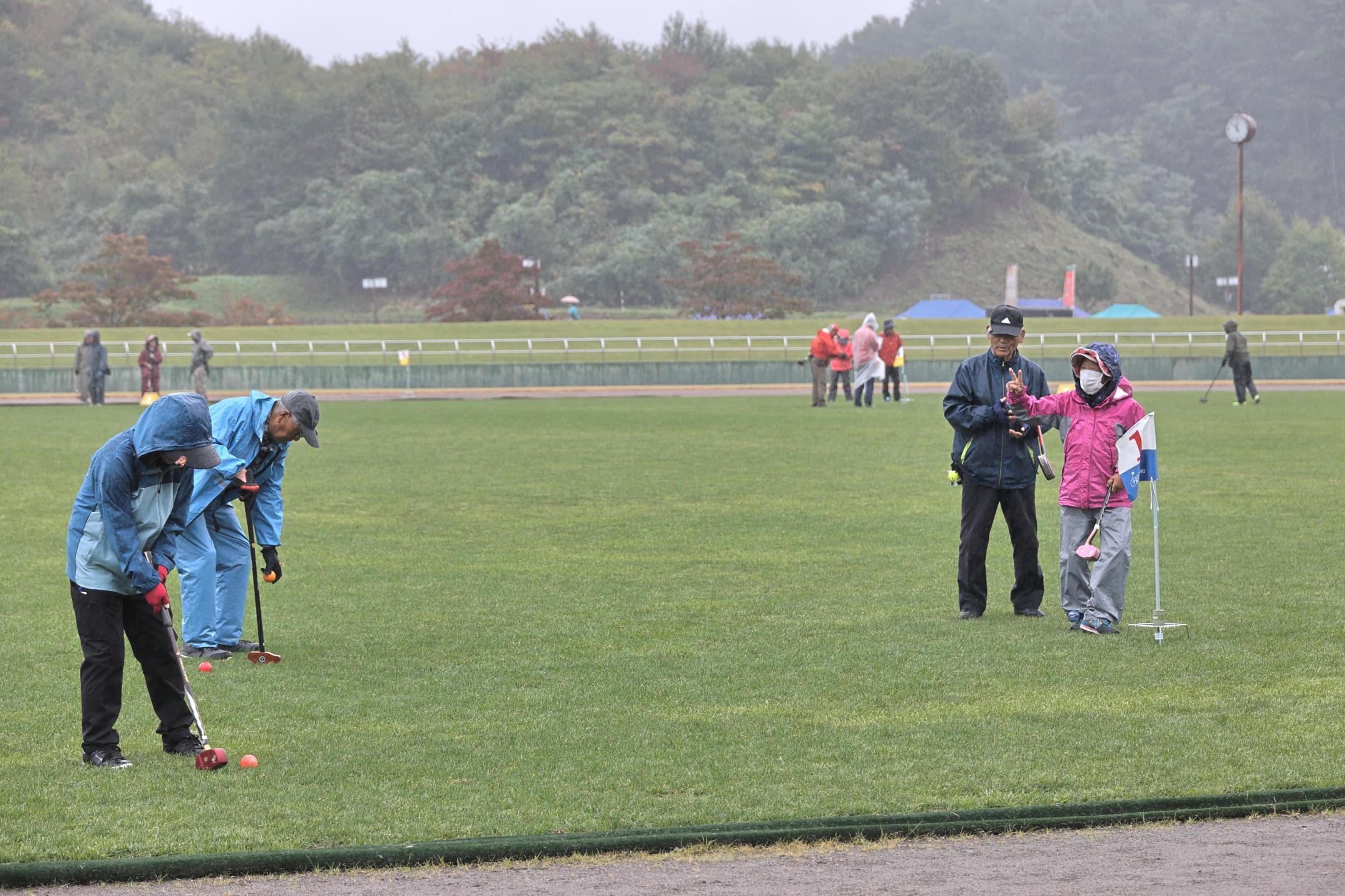 グラウンドゴルフをする参加者