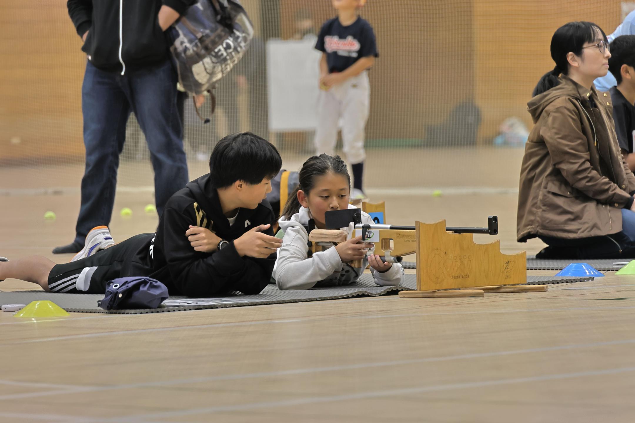 バイアスロンをする参加者