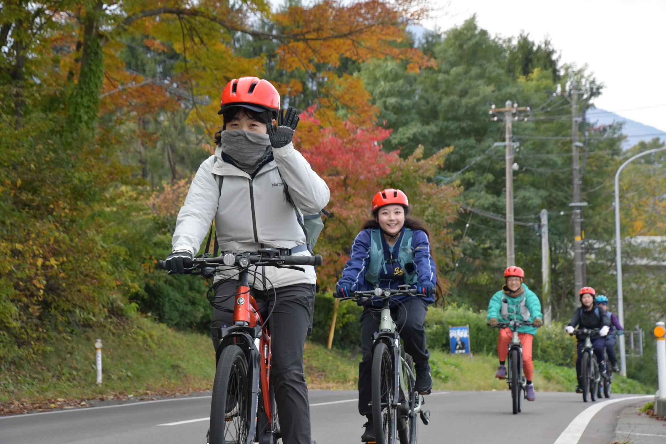 紅葉の中をe-bikeで走る参加者