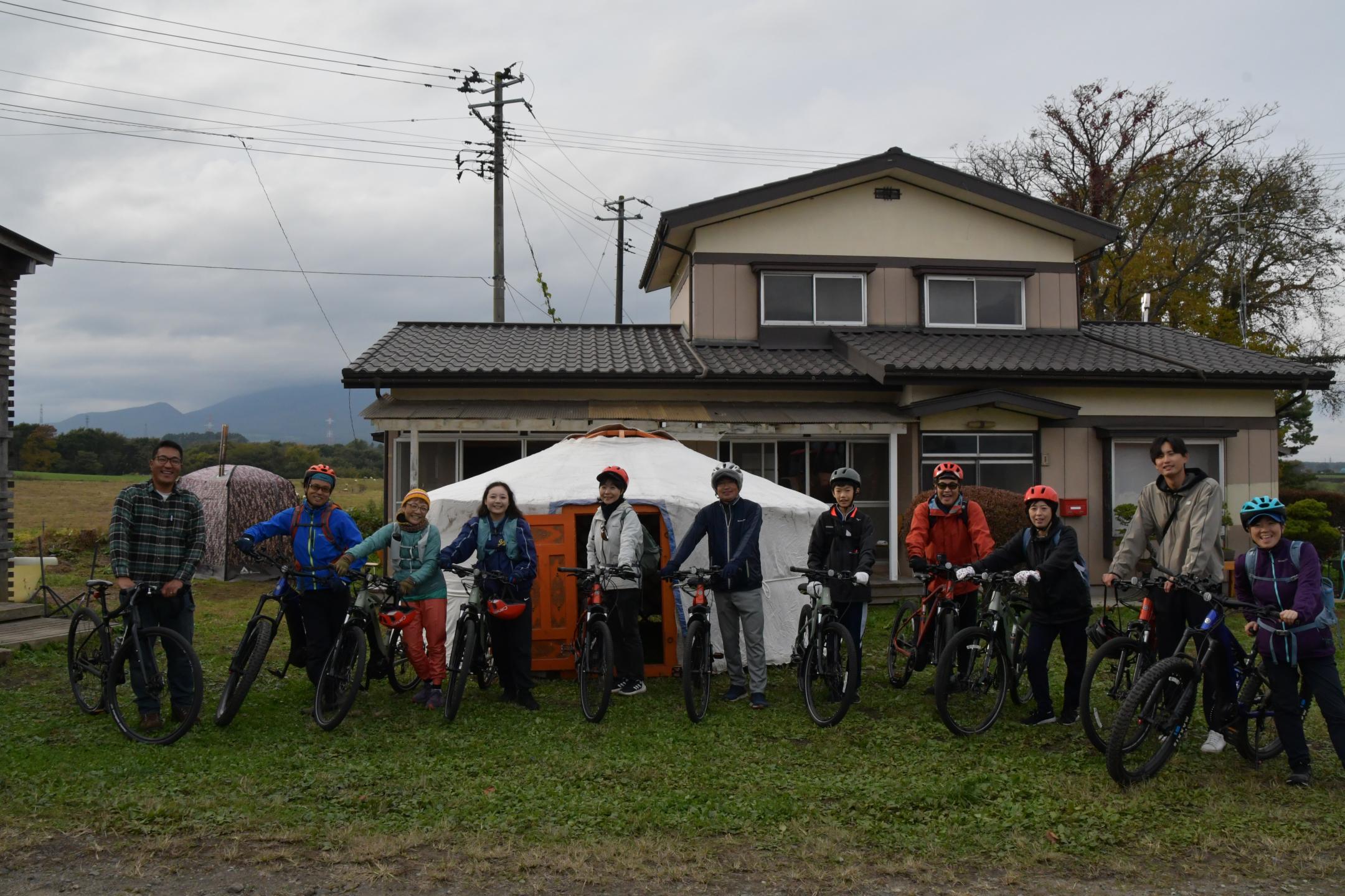 モンゴルゲルの前で記念撮影