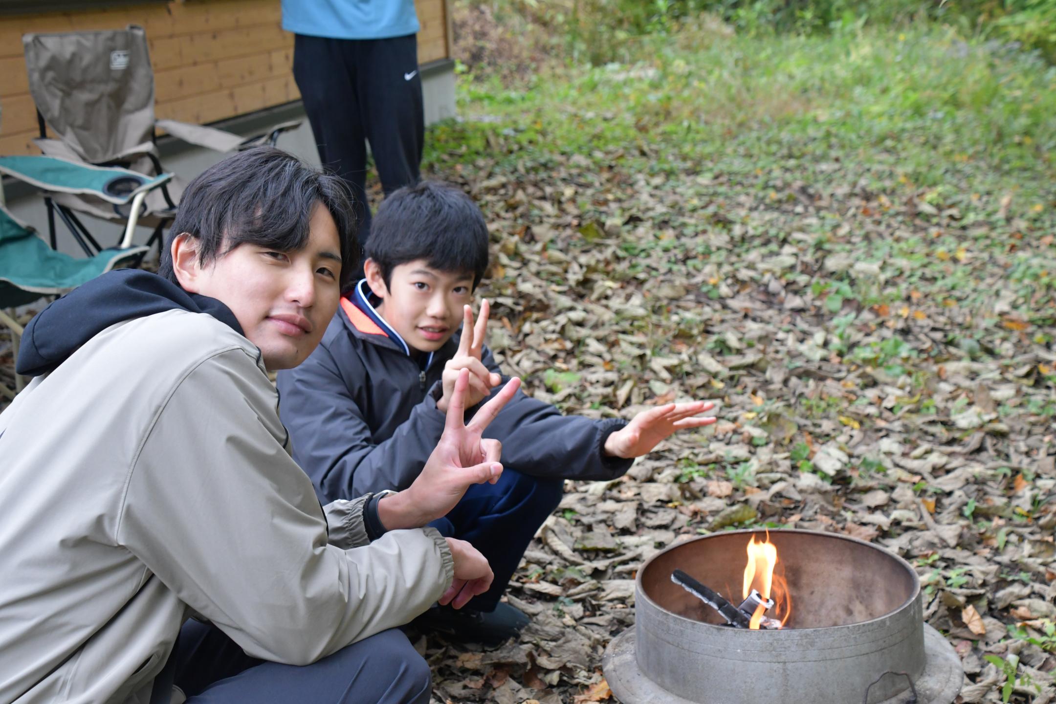 休憩地点で焚き火にあたる参加者