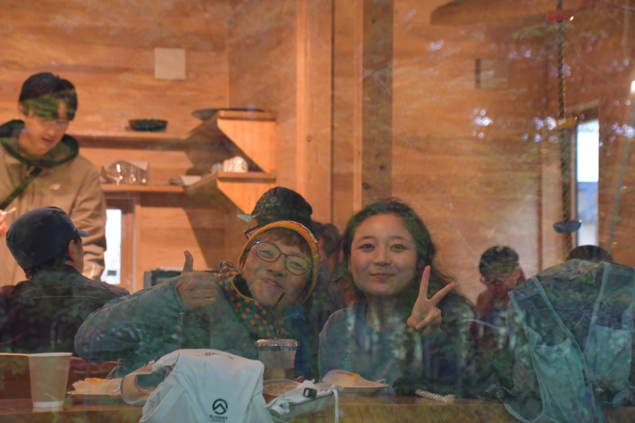 チーズケーキとコーヒーを堪能する参加者