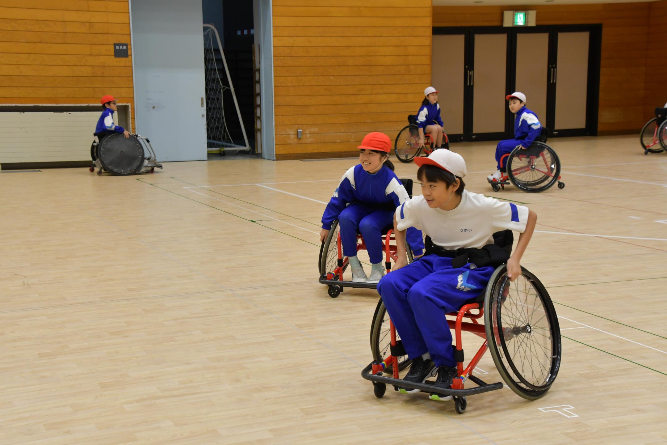 車いすに乗って鬼ごっこをする子供