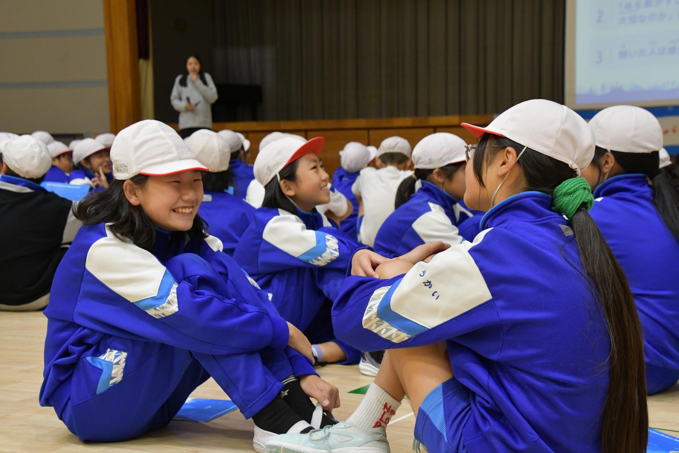 話し合う子供たち