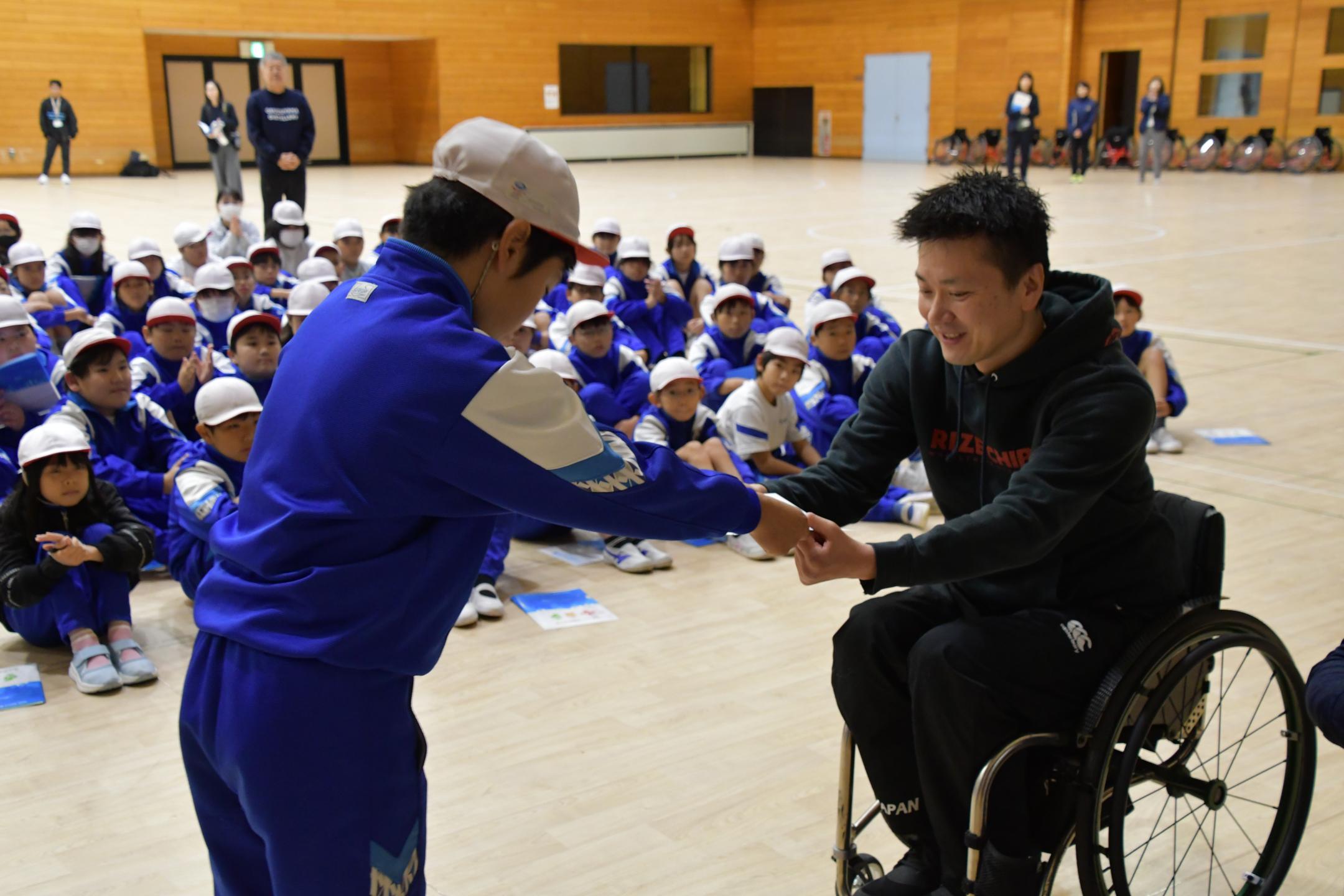 キッズ健幸アンバサダー認定証を受け取るこども