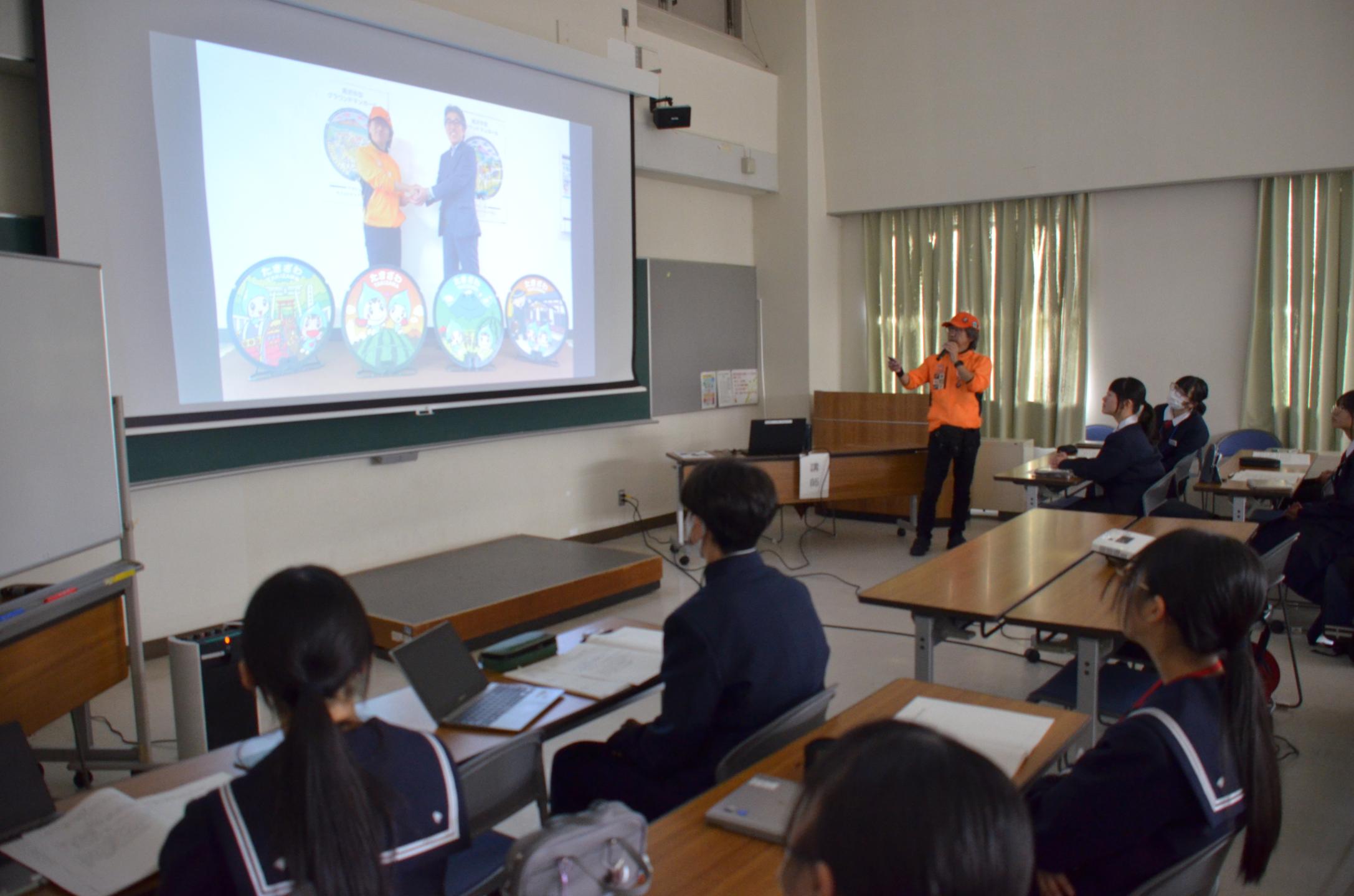 たくさんの話を聞く生徒