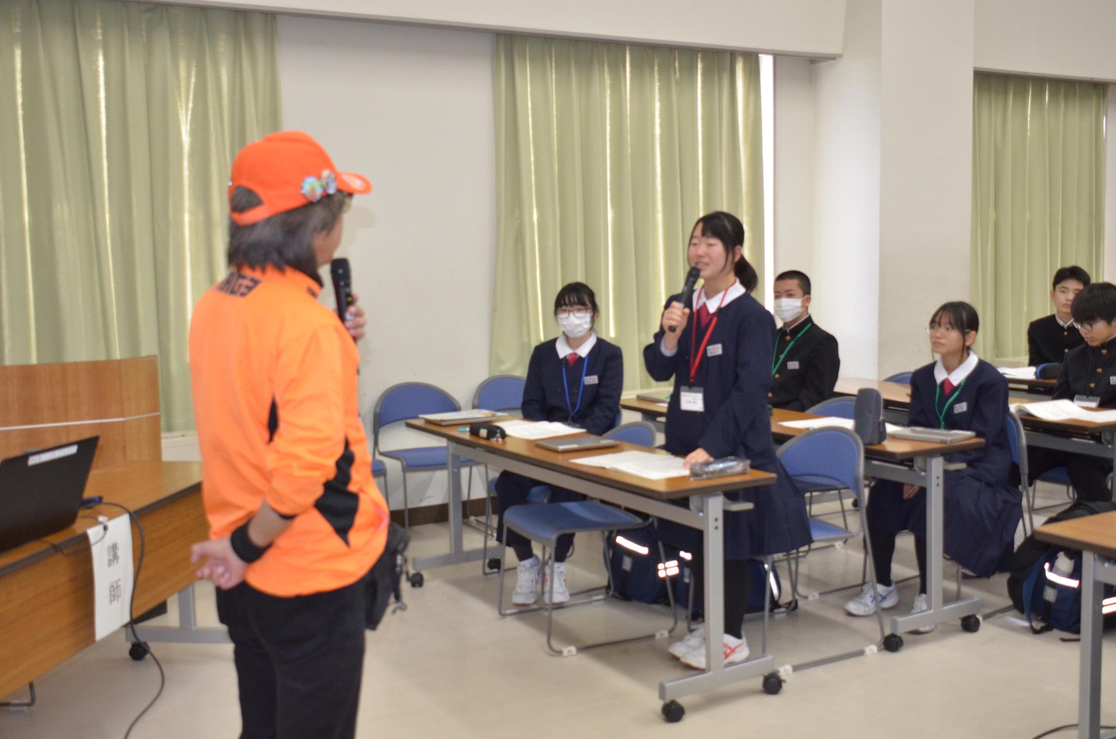 質問をする生徒