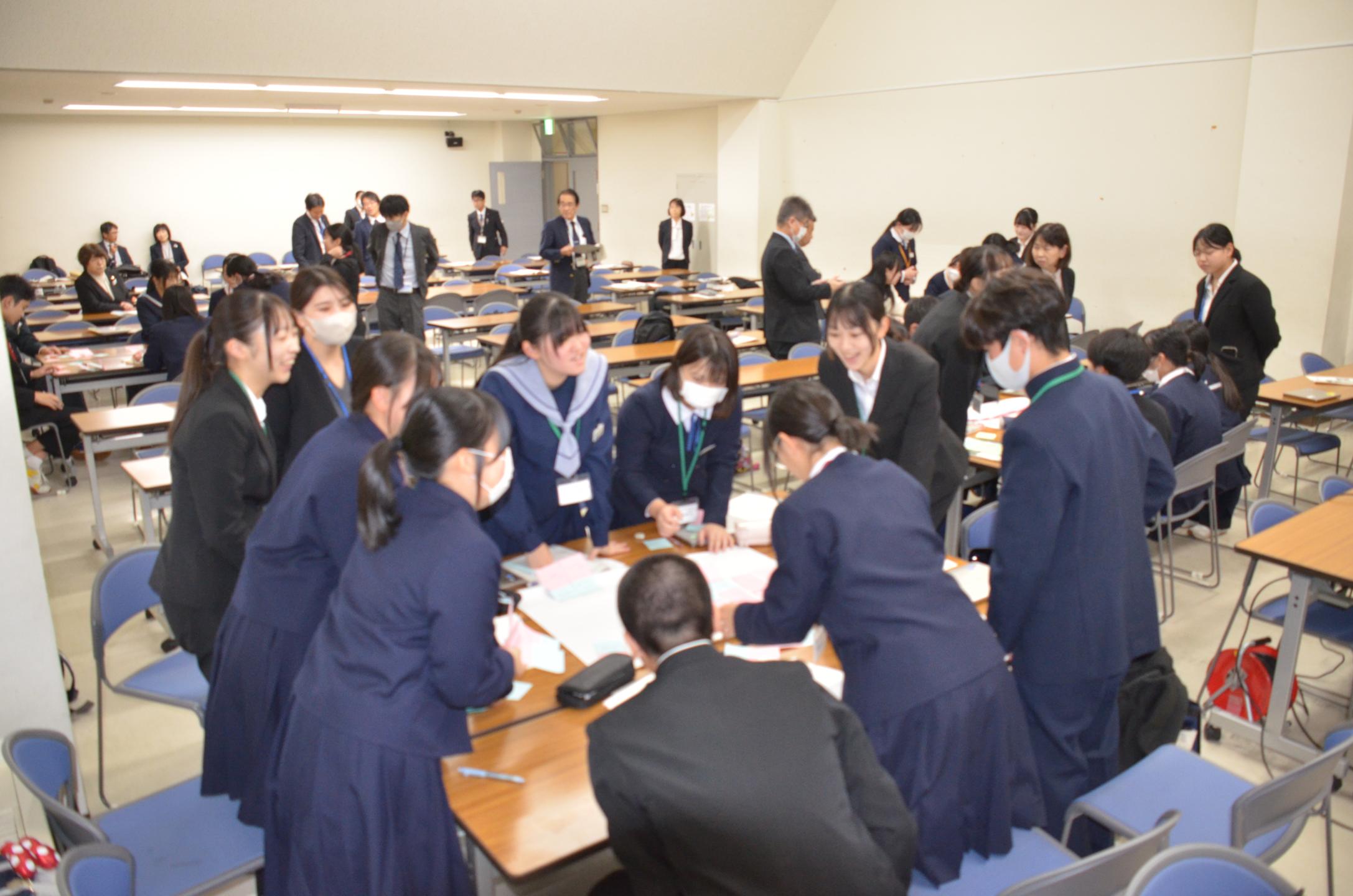 作業をする生徒