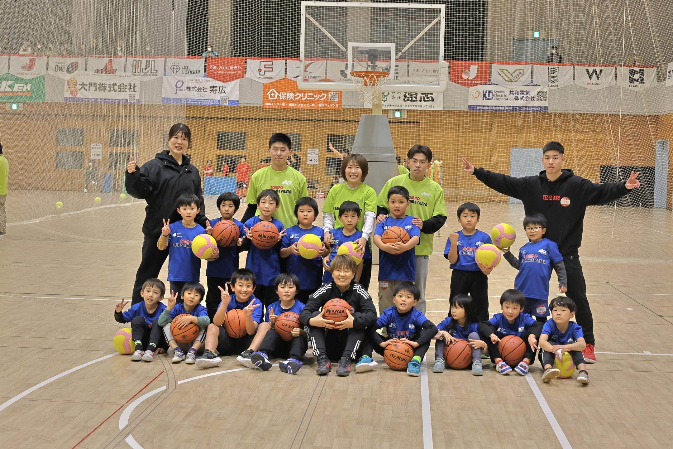 バスケットボール体験チーム集合写真