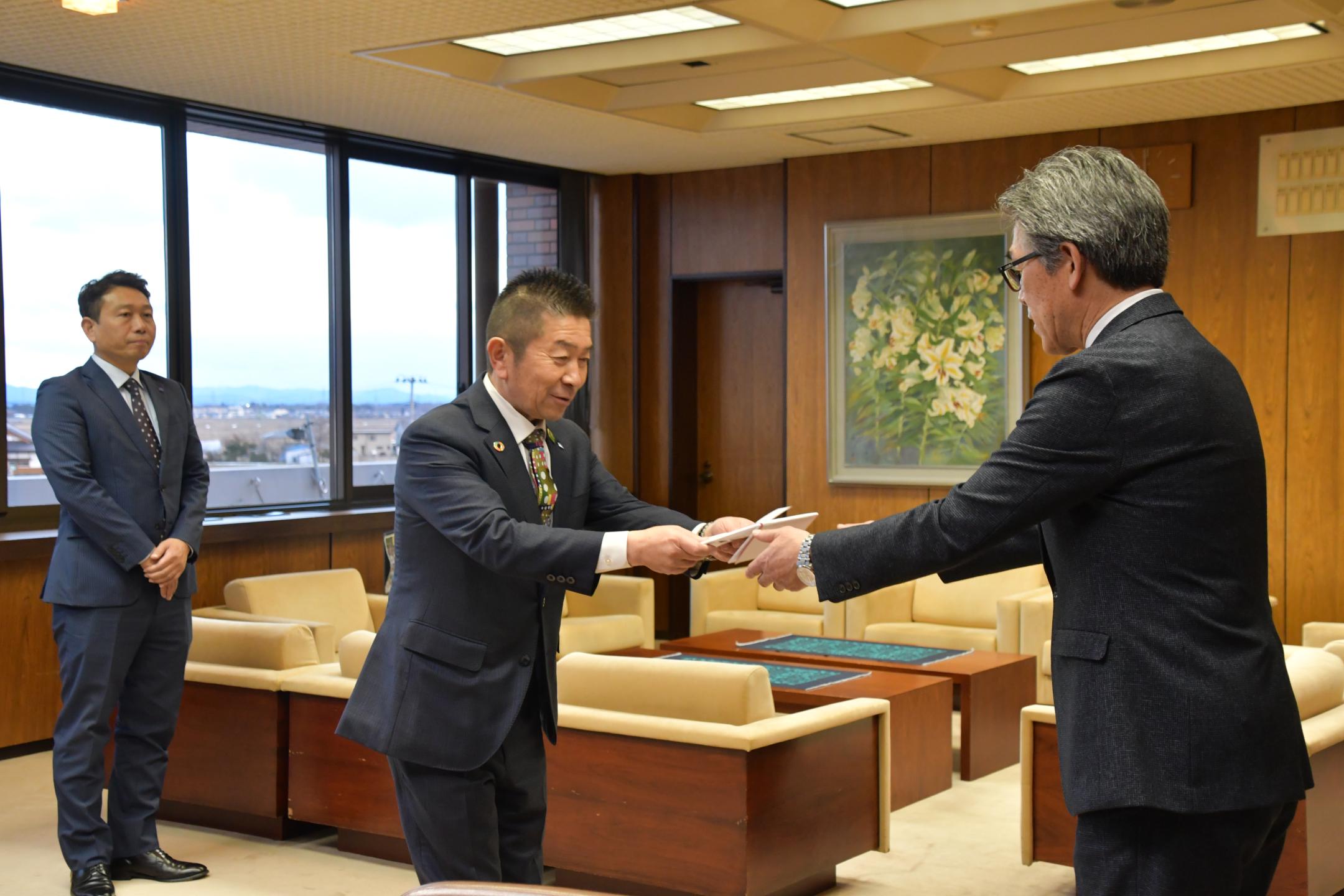 昭栄建設株式会社からの目録贈呈