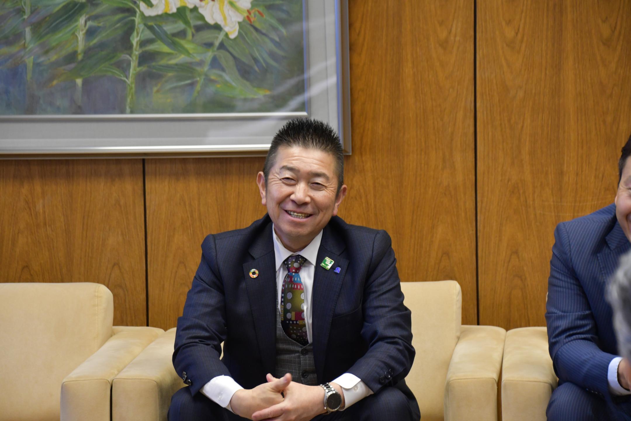 懇談する武田代表取締役社長